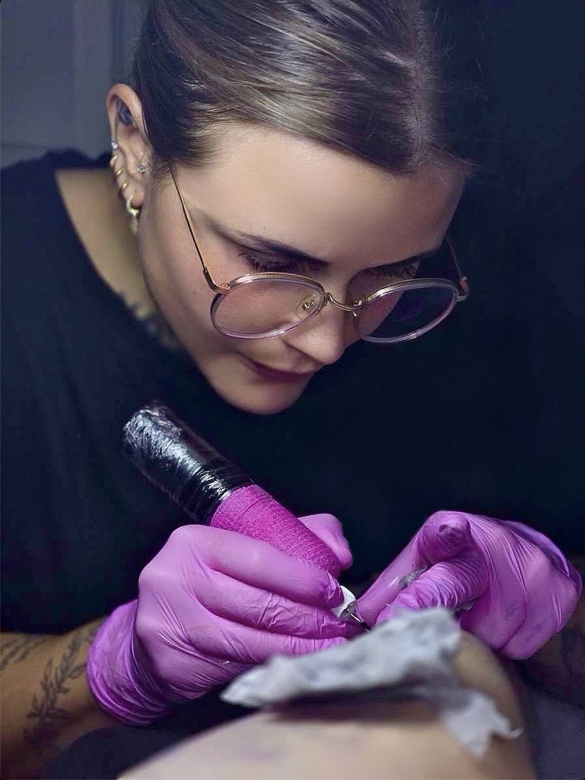 Andrea Røkke Wennberg tatoverer i Ink Therapy